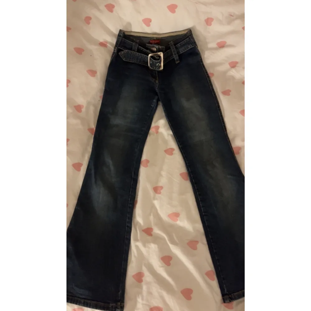 säljer dessa ikoniska miss sixty bootcut jeans med bälte 🤍storleken är 34, passar nån runt 160cm 🤍 använd gärna köp nu‼️. Jeans & Byxor.