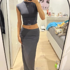 GINA SETT - Så fint sätt från Gina Tricot som jag nu väljer att sälja då det ej komemr till användning. Topp i storlek xs och kjolen i S kjolen passar mig i längd och jag är 168 cm.