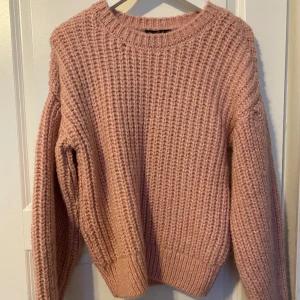 Rosa stickad tröja - En fin rosa stickad tröja från chiquelle som var köpt för ungefär 1 år sen och aldrig använts. Prislappen sitter kvar och är köpt för 499 och säljs för 250 kr. 