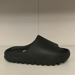 Yeezy slide Slate Grey  - Helt nya. Perfekt till sommaren ☀️Kvitto 🧾 finns på CONFIRMED appen. 