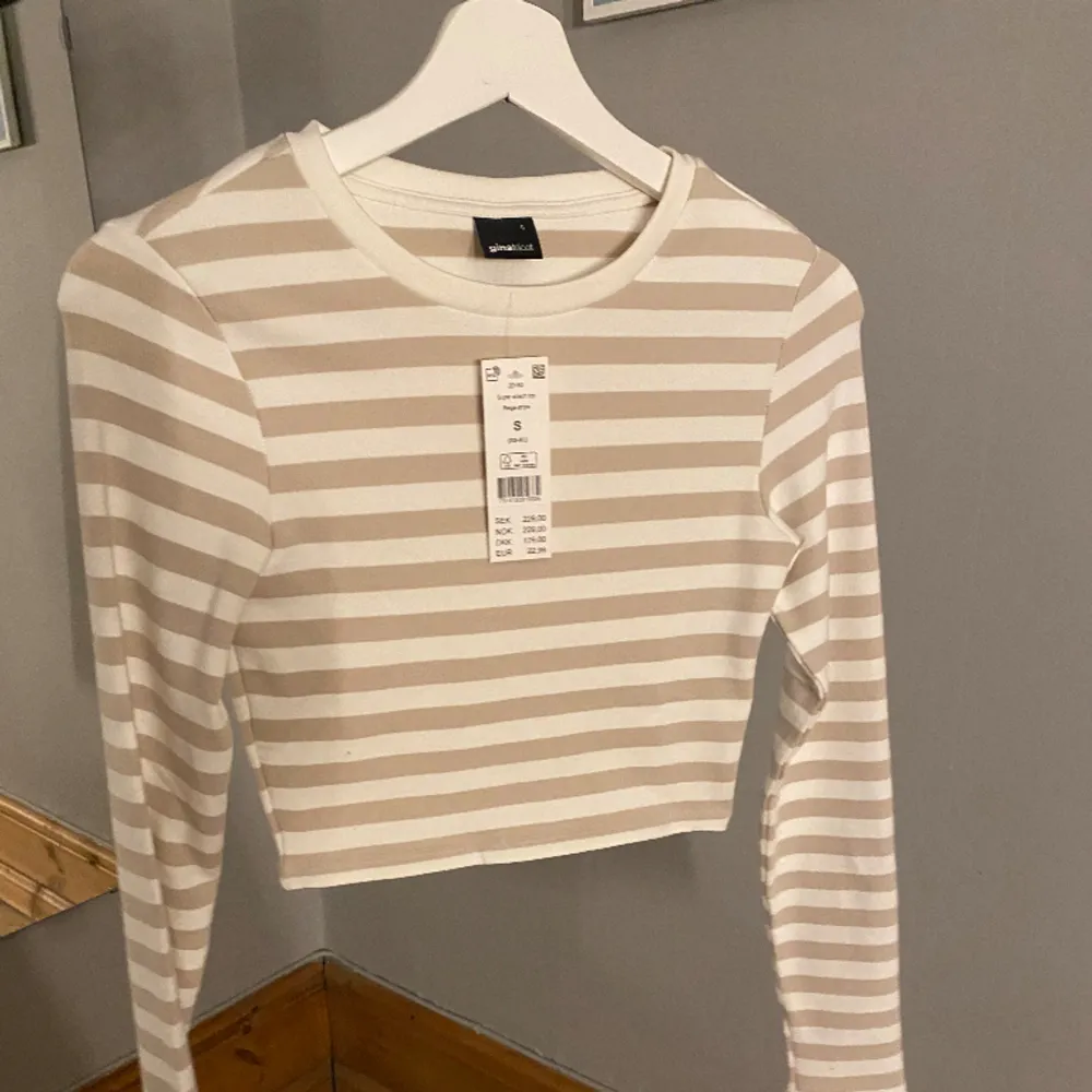 Randig långärmad tröja från Gina tricot i strl s🤍 ny med prislapp kvar, nypris 229kr. Tröjor & Koftor.