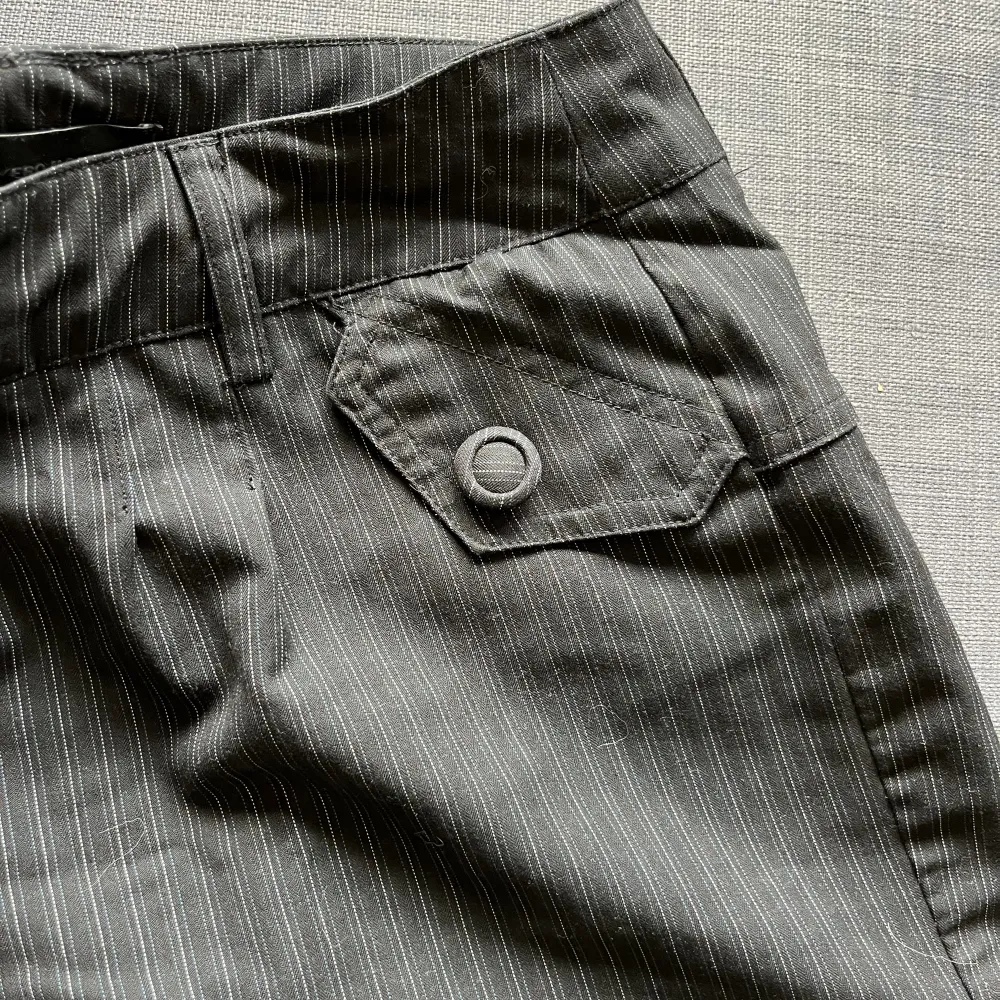 Snygga shorts i kostymmodell från Vero Moda, Strl 38. Ränderna är svagt blåa och vita. 40kr Köparen står för frakten💕. Shorts.