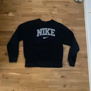 Säljer denna vintage Nike sweatshirten då den tyvärr inte passar längre, tröjan är i gott skick och är överlag dödsskön! Hör av dig vid intresse!