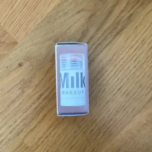 Helt ny milk highlighter som endast har blivit swatchad 2 ggr!💕
