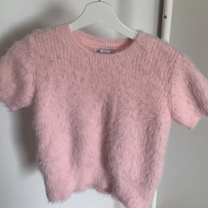ljusrosa stickad topp - Knappast använd så i mycket bra skick. Ganska liten i storlek så passar nog någon som bär s-m även fast den egentligen är i storlek l💕