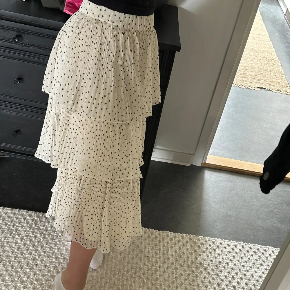Prickig kjol från Gina tricot i xs, aldrig använd. Kjolar.