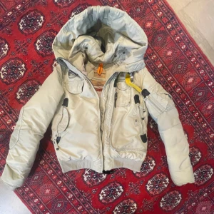 Parajumper jacka - Beige parajumperjacka i bra skick, jackan är i storlek xs. Pälsen på luvan fattas men borde gå att köpa till om man vill det. Köparen står för frakten❤️kan tänka mig att gå ner lite i pris 