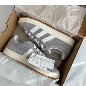 Adidas campus 00 - Gråa adidas campus 00, helt oanvända men säljer pga för små för mig. Skulle säga att dessa passar någon som har mellan storlekarna 36-37