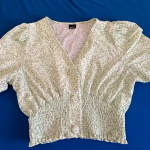 Sommartopp! - Söt sommartopp i storlek L från Ginatricot för 90kr❤️