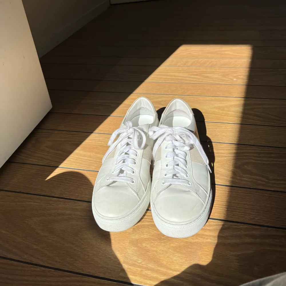 Jättefina sneakers som jag tyvärr fick hem i fler storlek 🥹 nypris:3600kr. Skor.