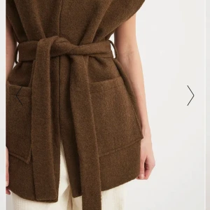 Väst i ullblandning från Nakd - Brun väst i ullblandning i nyskick, aldrig använd förut. Perfekt för många outfits och är varm och bekväm. Orginalpris 999kr