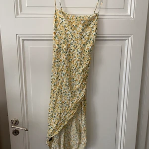 Blommig klänning - Blommig klänning perfekt till sommaren och även midsommar. Står ej storlek men gissar på xs -s.