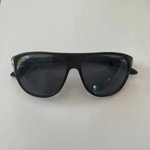 Tom Ford Solglasögon - Feta Tom Ford solglasögon till sommaren. Dom är i bra skick bortsätt från dom två små repor (syns på sista bilden) Hör av dig för eventuella frågor 😁