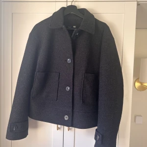 Kappa - Svart kappa från Lager157 i storleken M, den har använt många gånger men är i fortfarande i mycket bra skick! 