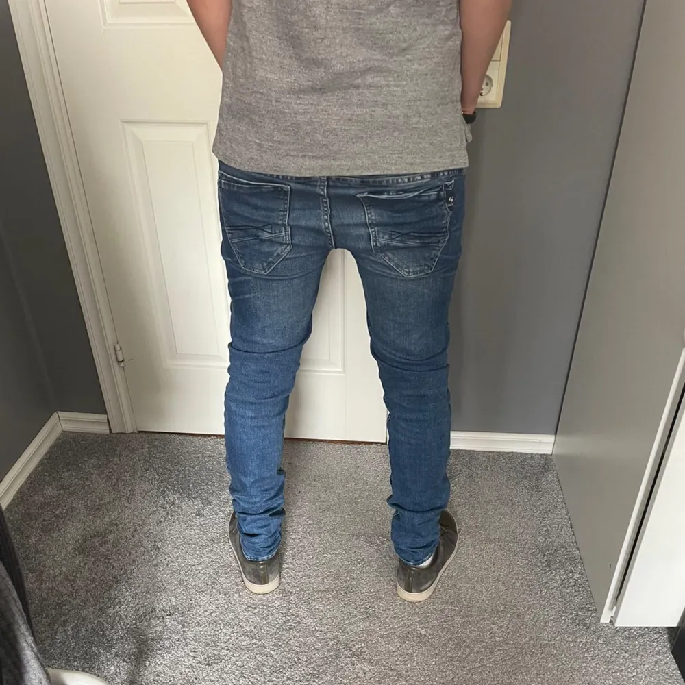 Hejsan, säljer ett par feta Jeans i det italienska märket Garcia. Jeansen är i storlek 176 men modellen på bilden är 183 cm / 73kg så passar även större. Trendiga jeans för ett bra pris. Hör av dig för eventuella frågor eller bilder🤗 . Jeans & Byxor.