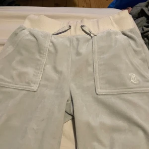 Juicy couture - Dem är missfärgade och fläckar, har aldrig testat tvätta med olika medel för att få bort det. Fläckarna beror på priset. Skriv gör frågor ❤️