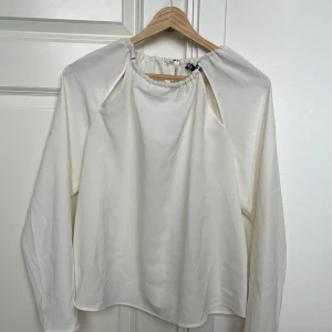 Vit blus  - Jättefin blus perfekt till sommaren! 