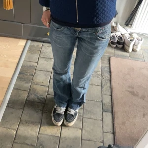 Lågmidjade jeans  - Unika lågmidjade jeans som inte kommer till användning, dom är uppsprättade där nere 💞midjemått ca 71 och innerbenslängden längden ca 82