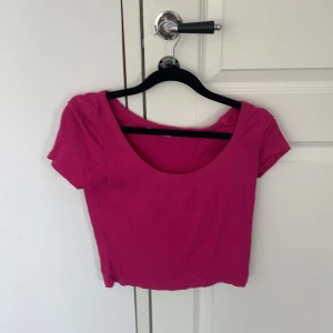 Råsa ribbad t-shirt - Det här är en ribbad u ringad t-shirt. Den är i storlek M men passar mer som S. Jag säljer den då den inte kommer till användning. Den är i superbra skick.