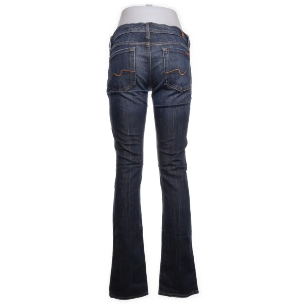 Säljer dessa jötte snygga jeans. Midjemåttet är 82 och innerbenslängen är 82💕. Jeans & Byxor.