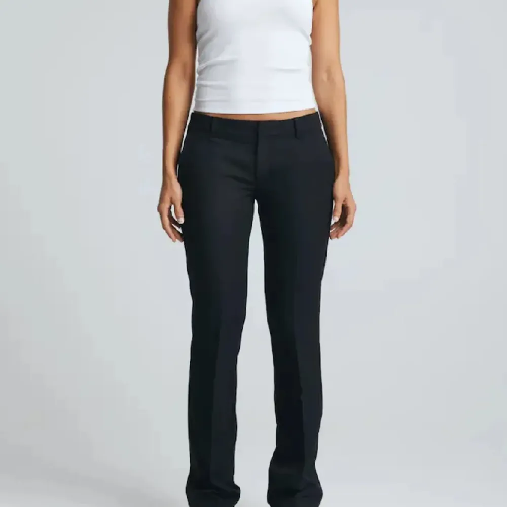 Lågmidjade kostym byxor från bik bok. Dom är i modellen Vera, och är i mycket bra skick ❤️. Jeans & Byxor.