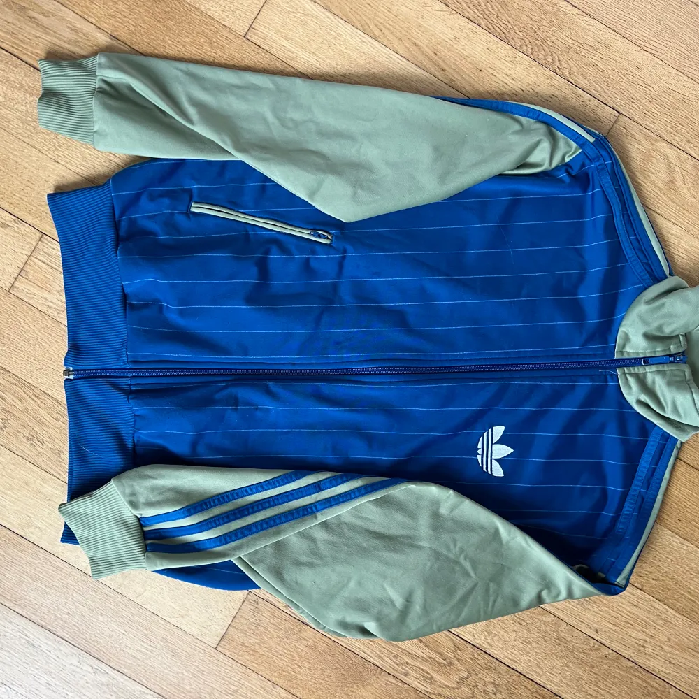 En grön och blå track jacket i storlek M. Köparen står för frakt🥰. Tröjor & Koftor.