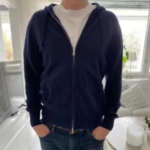 Soft Goat Zip Hoodie - Hej säljer nu denna Kashmir hoodie från Soft Goat. Den är ej nopprig och den ser väldigt fräsch ut. Storlek M, färgen är mörkblå.