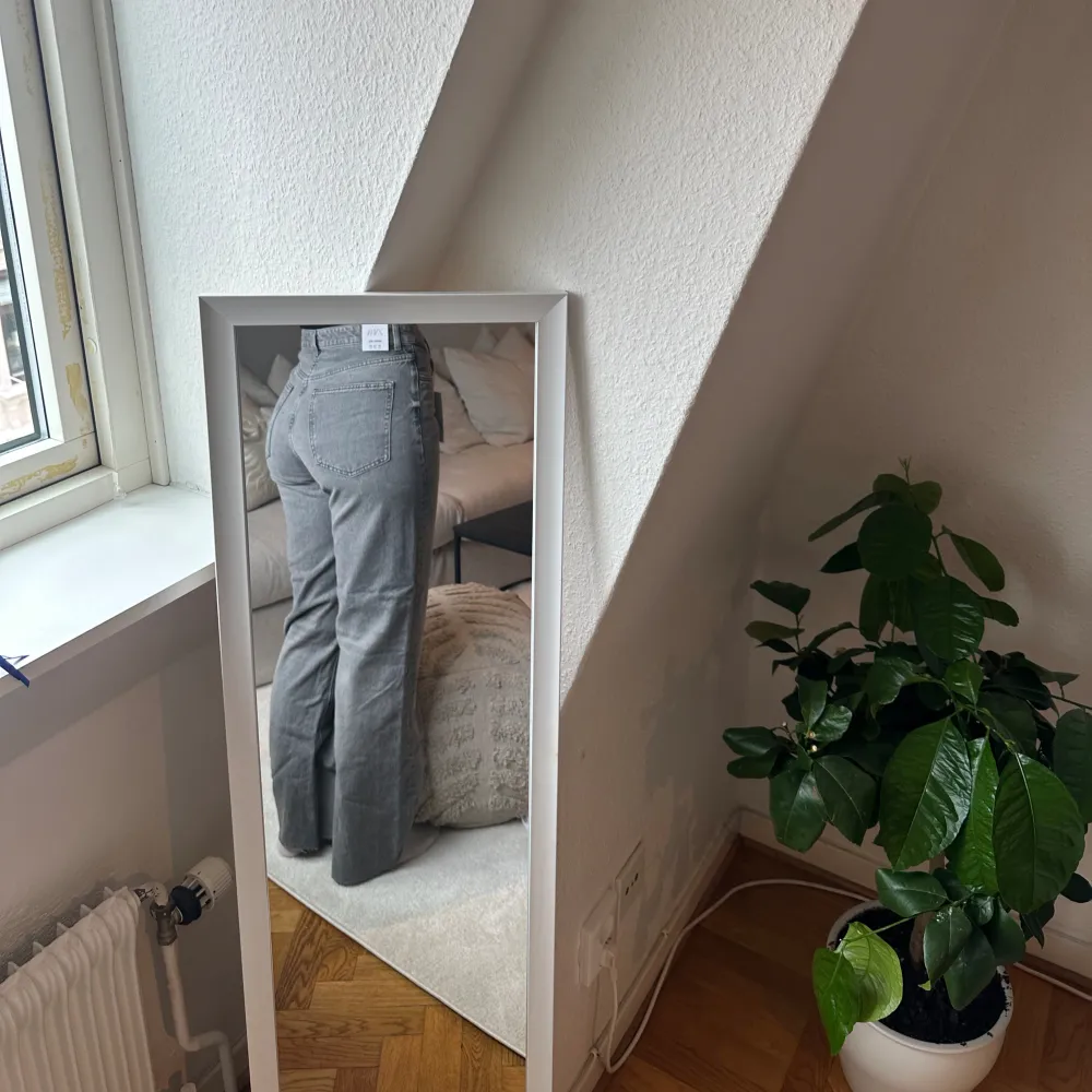 Säljer mina helt oanvända Zara jeans med alla lappar på! Är 176 och dom är hel långa och högmidjade! Säljer då jag ångrade mig och inte kan skicka tillbaka längre☺️. Jeans & Byxor.