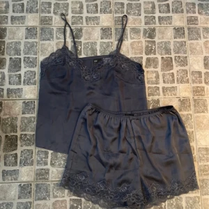 Marinblått satinset från hm - Superfint set från hm nästan helt oanvänt från hm i storlek M