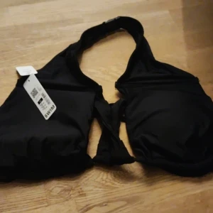 Swim bra från cbus size XL U cut out swim top  - Swim bra från cbus size XL U cut out swim top  Ny pris 199kr