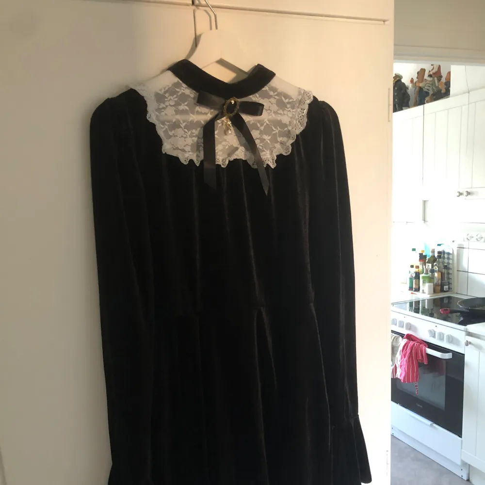 svart sammetsklänning med vit spets krage och rosett, Gothic witchy vibe💗 endast testad . Klänningar.