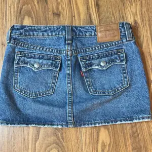 Jätte snygg jeans kjol från Levis! Endast används två gånger💕 Orginalpris: 1000 kr 