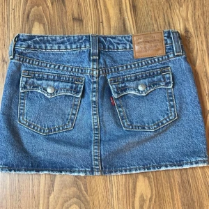 Levis mini skirt - Jätte snygg jeans kjol från Levis! Endast används två gånger💕 Orginalpris: 1000 kr 