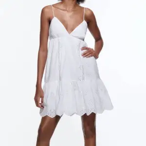 En vit sommar klänning från Zara❤️ slutsåld på hemsidan. Den är i storlek L men passar mig som har kläder i S/M