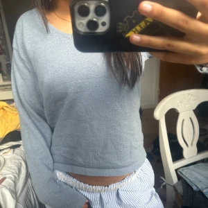 stickad tröja  - jättefin stickad tröja som jag fick av min moster men kommer tyvärr inte till användning. det står L som storlek men är som en S