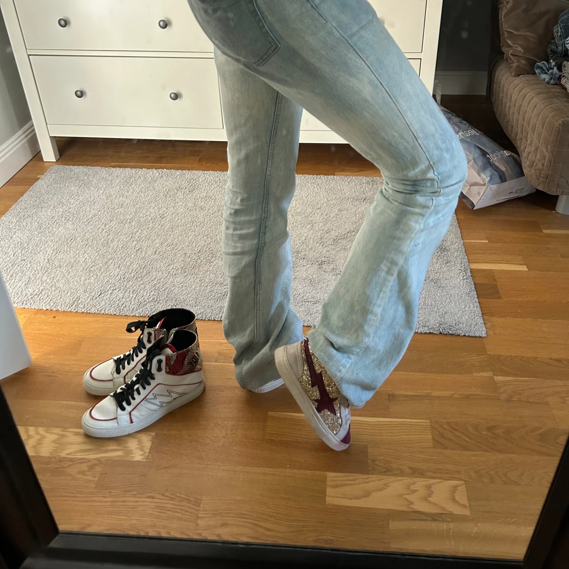 RÖDA OCH GULDIGA SKOR - 92