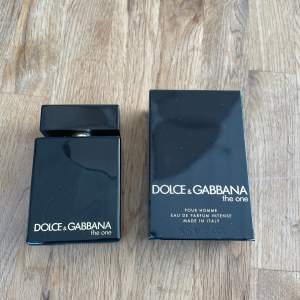 Dolce & Gabbana the one Eau de parfum intense 50ml, svårt att se hur mycket som är kvar men det är minst 45ml kvar då den knappt är använd