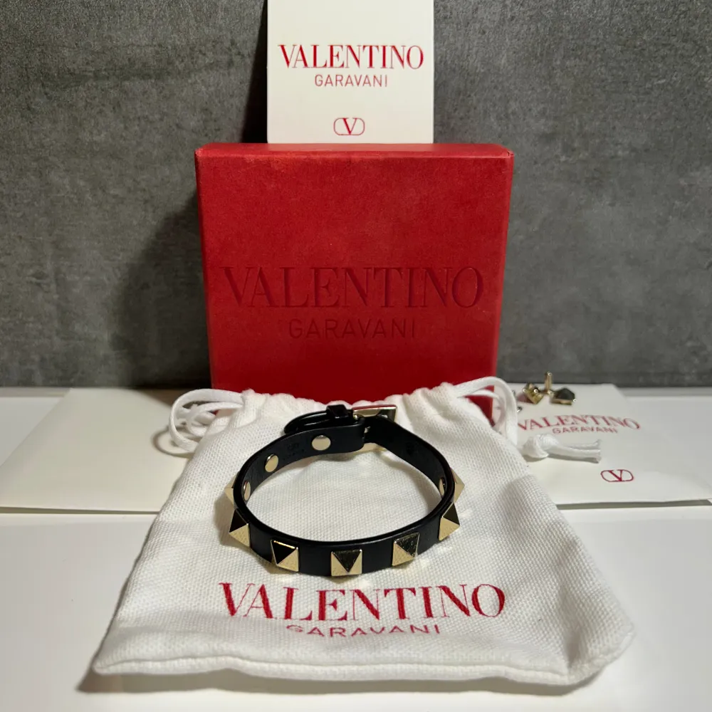 Valentino armband, skick 9,5/10, alla tillbehör så som box dustbag extra nitar och kort, bara att höra av er privat vid funderingar🙌. Accessoarer.