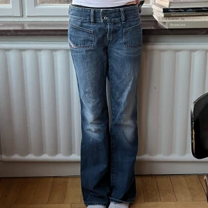 Lowwaist diesel jeans - Lägger upp igen dmed sänkt pris. Lågmidjade och bootcut. Lite stora på mig så håller in lite på bilden. Bra skick men lite slitna vid foten. Skriv vid frågor💗