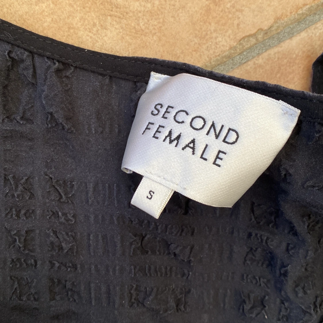 Två svarta klänningar - 92