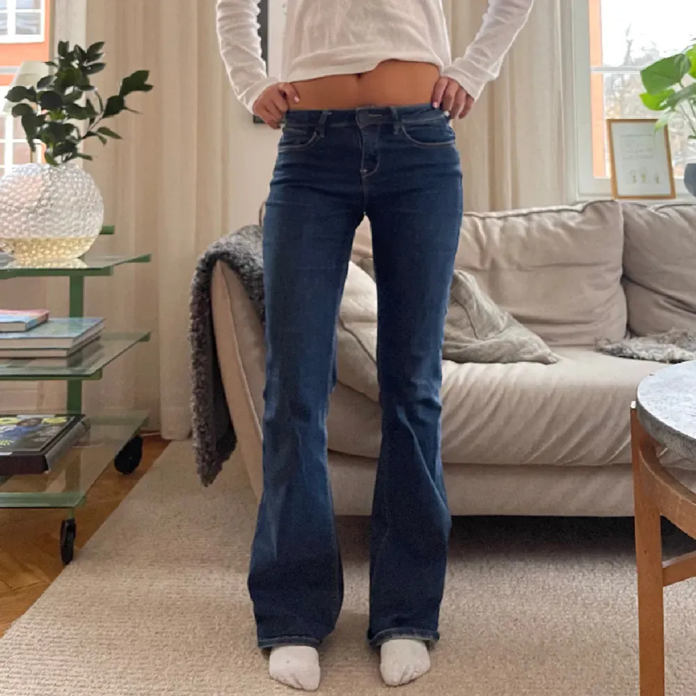 LÅNAD BILD❤️ett par supersnygga low waist byxor som tyvärr var lite stora för mig. Köpta här på plick för 500kr💞modellen på bilden är 169💓midjemått: 34 cm, innerbenslängd: 84 cm💓. Jeans & Byxor.