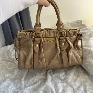 Miu Miu väska - Säljer denna superfina Miu Miu väskan vid bra bud! Den är i mycket bra skick💕 Skriv gärna vid frågor!