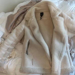 Jacka  - Fin jacka med varm och skön päls , lite mörk på vissa ställen (går bort i tvätten) 