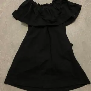 svart offahoulder klänning med fickor i storleken XS men passar upp till storlek M-L perfekt, begagnad och har enbart används ett par gånger 🖤 köparen står för frakt