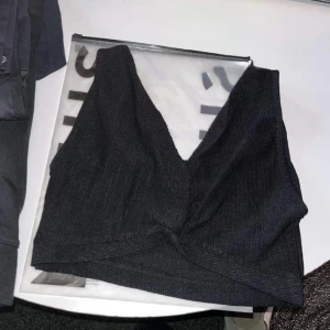 Topp - Fin kort korsad topp, aldrig använd