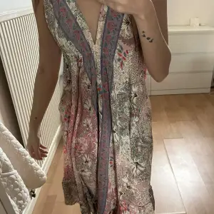 Jättefin bohemisk klänning som jag har köpt i Spanien💗oanvänd med pris lappen kvar💗