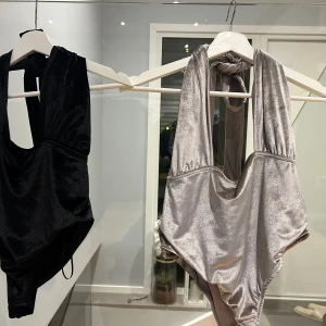 Bodys - 2 bodys i sammet. 60kr för båda.