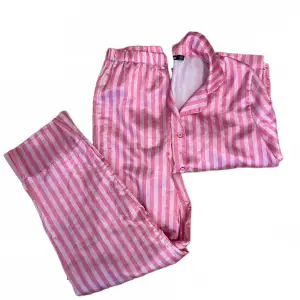 rosarandigt pyjamassett som liknar victoria secret. köpt på boohoo, endast använt en gång! 🎀<3