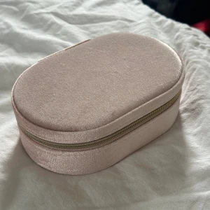 Smyckeskrin - Åhlens - Ett litet rosa smyckeskrin, bra vid resor eller till småförvaring💞 