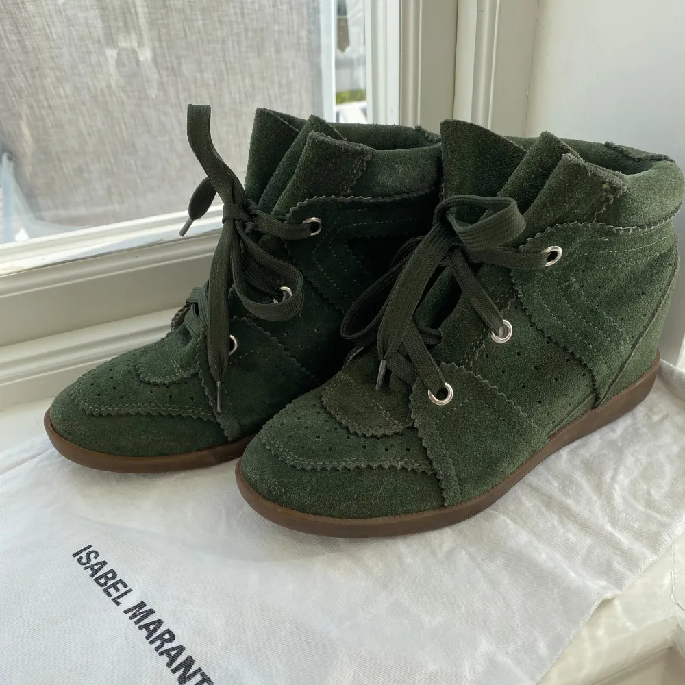 Sååå fina gröna skor från Isabel Marant i superfint skick. Perfekt nu till sommaren och våren. Kom jättegärna med prisförslag, vi kan säkert  komma överens!!☺️🫶Dustbag medföljer! . Skor.
